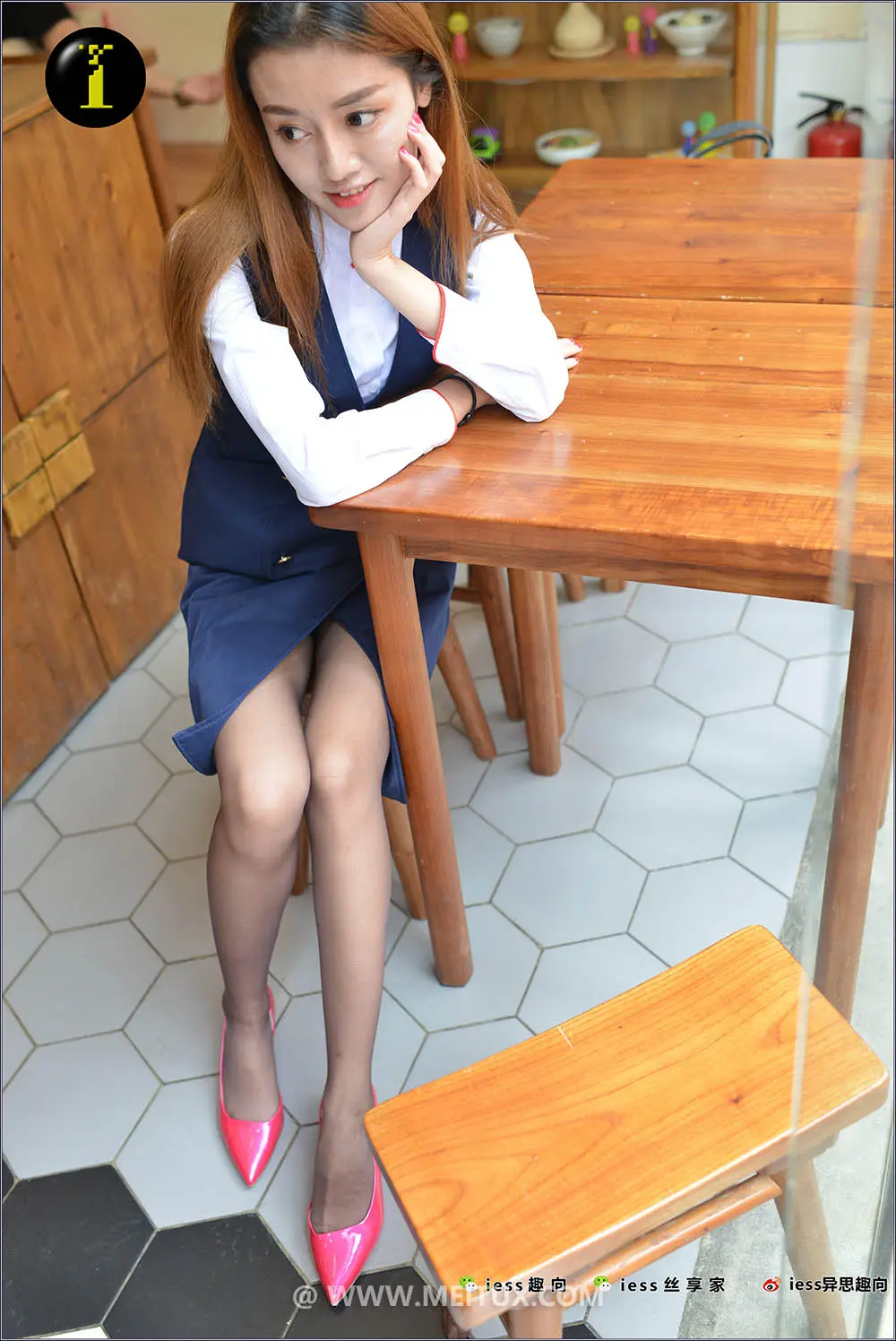 [IESS异思趣向] 2019.06.07 普惠集032 《路遇晶姐黑丝》晶晶 [99P-144MB]