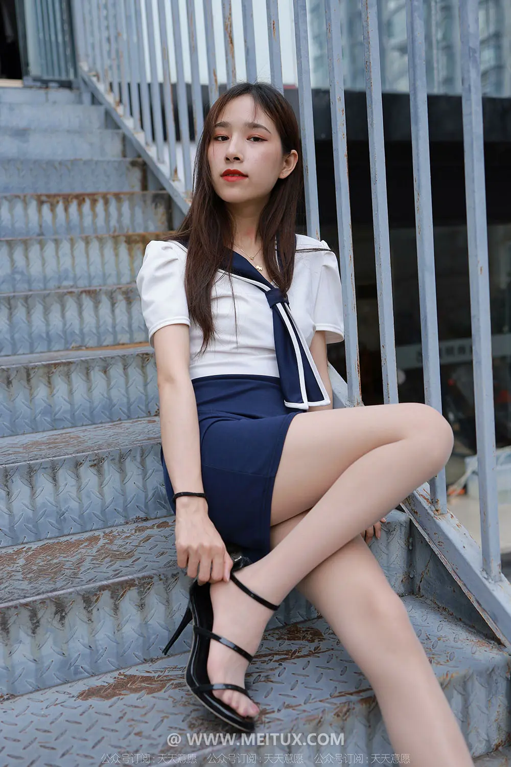[IESS异思趣向] 2022.06.20 丝享家1123：《楼梯上的美腿》美子 [88P-129MB]