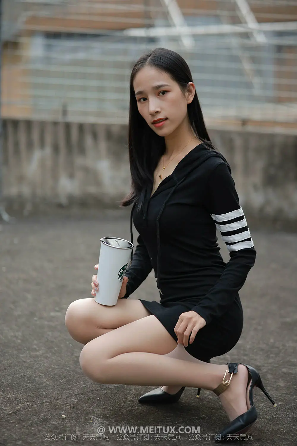 [IESS异思趣向] 2021.11.06 丝享家967：《天台大长腿》美子 [77P-69MB]